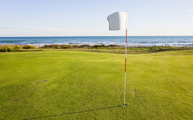 Imatge d'un forat amb vistes al mar del Club de Golf Terramar