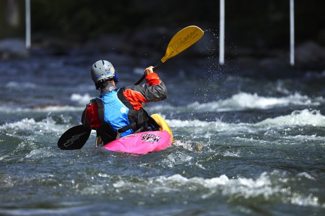 Deportista practicando piragüismo en aguas abiertas
