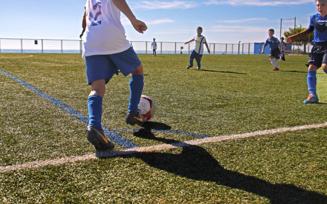 Futbolistes jugant al Camp Municipal de Mar de Calella