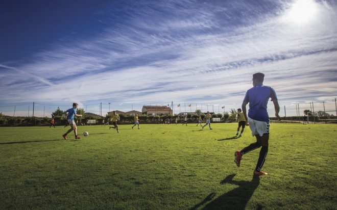 Esportistes jugant a futbol als camps de Soccerland Catalunya de Tordera