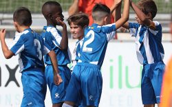 Jugadors de la RCD Espanyol Academy celebrant un gol