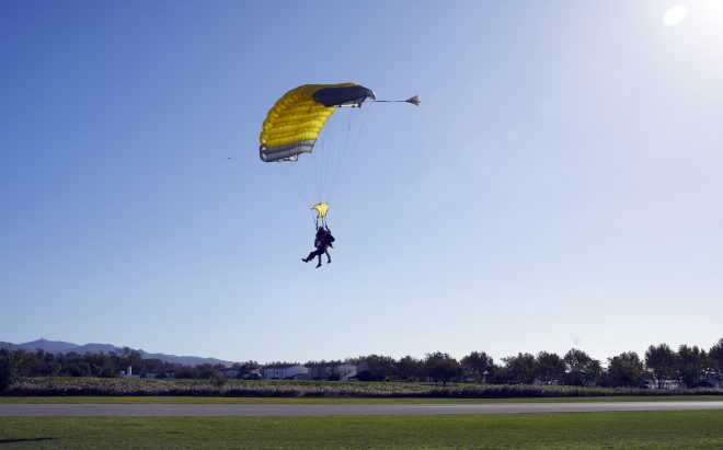 Paracaigudista aterrant en paracaigudes