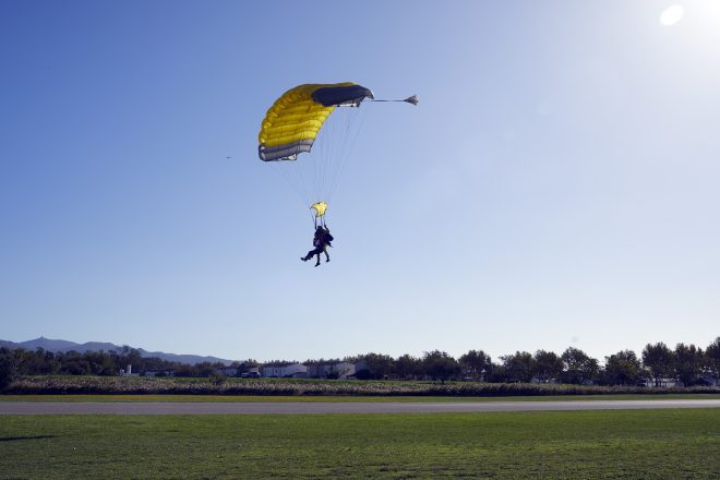 esportista aterrant en paracaigudes