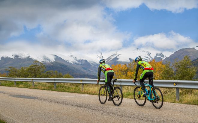 ciclistes en una carretera de muntanya